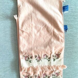 NWOT VTG (2) Pink Fingertip Towels with Fringes on End and Embroidered Rosebuds